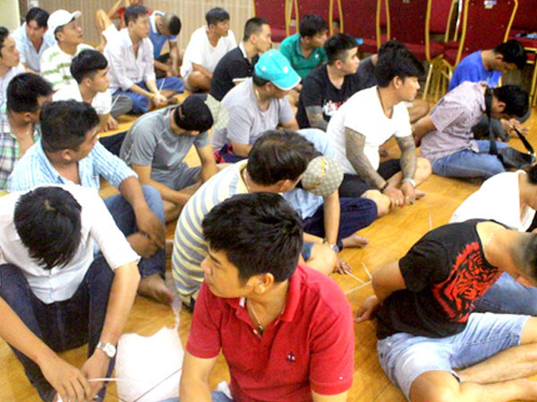 Cảnh sát vây ráp sòng bạc trong nhà hàng tiệc cưới ở Bình Dương