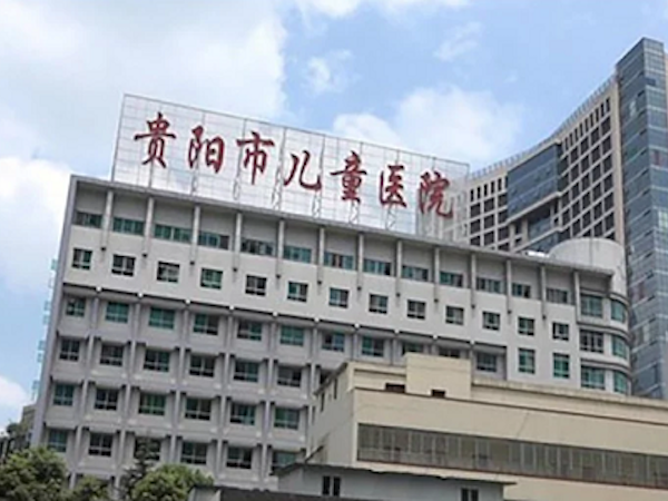 Em bé Trung Quốc nhiễm HIV sau nhập viện gắp mảnh táo hóc
