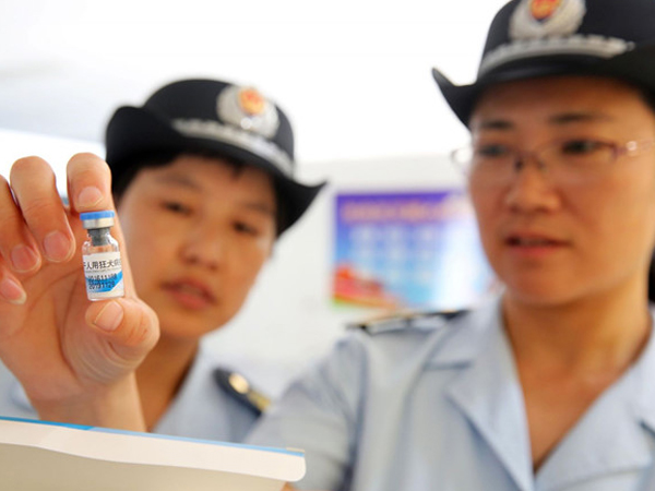 Bê bối vaccine giả - dân TQ đổ xô về Hong Kong tiêm ngừa cho con