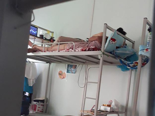 Đôi nam nữ trên giường ký túc xá khiến bạn cùng phòng bức xúc, dân mạng ngán ngẩm