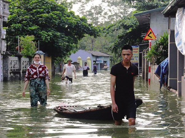 Hà nội: Ngập lụt, hàng nghìn người dân ăn mì tôm qua ngày