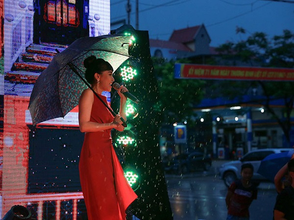 Khán giả đội mưa nghe Bích Phương cầm ô hát Bùa Yêu