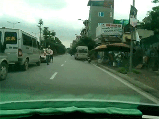 Video: Cậu bé lao sang đường đột ngột suýt bị ô tô tông trúng khiến ai nhìn cũng thót tim