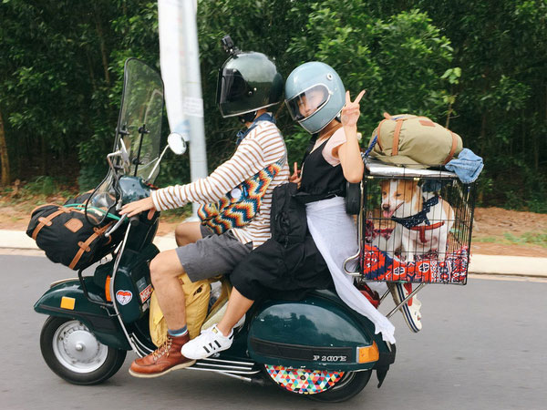 Chàng trai Sài Gòn chế lồng trên xe Vespa cho thú cưng đi 'phượt'