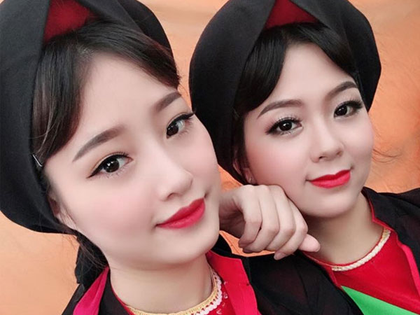 Dàn thiếu nữ được khen xinh đẹp khi mặc áo tứ thân, chít khăn mỏ quạ