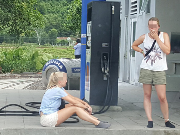 Hình ảnh hai cô gái ngoại quốc vô tư ngồi hút thuốc cạnh cây xăng gây tranh cãi