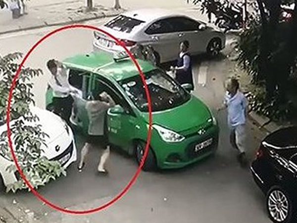 Khởi tố chủ xe Mercedes cầm gạch 'choảng' tài xế taxi Mai Linh