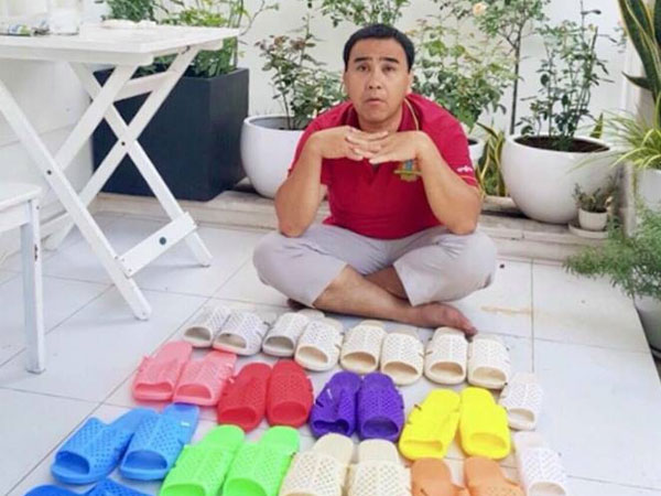 MC Quyền Linh khoe bộ sưu tập dép tổ ong đủ màu ngày nào cũng mang dù sống trong biệt thự triệu đô