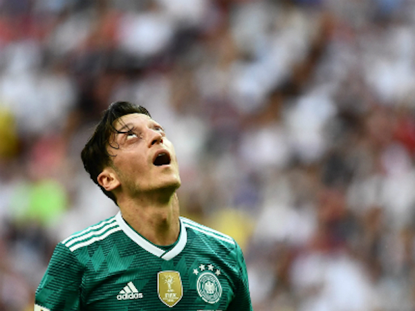 Ozil bị chê hèn nhát khi chia tay tuyển Đức