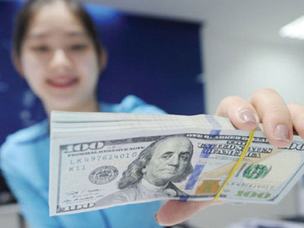 USD ngân hàng lại tăng, 'chợ đen' sát ngưỡng 23.500 đồng
