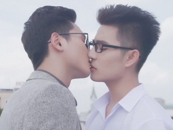 Dân mạng phát cuồng với nụ hôn ngọt lịm của thầy trò trong bộ phim đam mỹ đầu tiên của Việt Nam