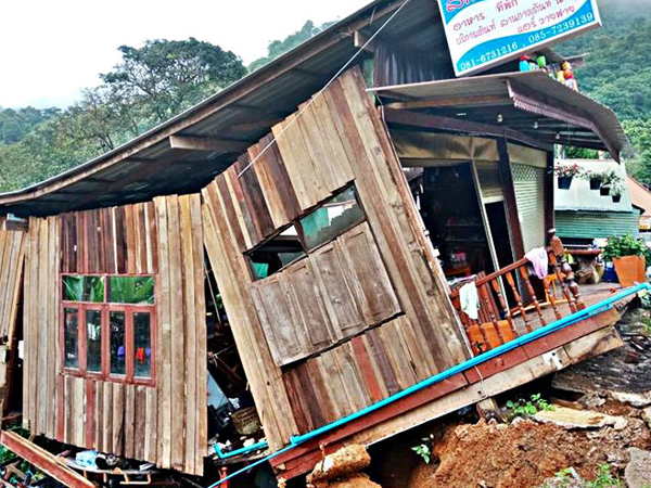 Di tản dân gần hang động Tham Luang Nang Non vì mưa lũ