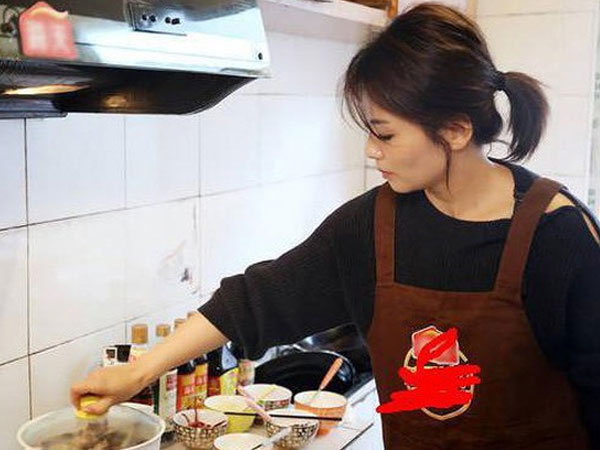 Nàng dâu bầu 6 tháng kể chuyện bố chồng bắt dậy sớm nấu cơm, chị em nghe xong không bênh vực mà còn mắng thêm