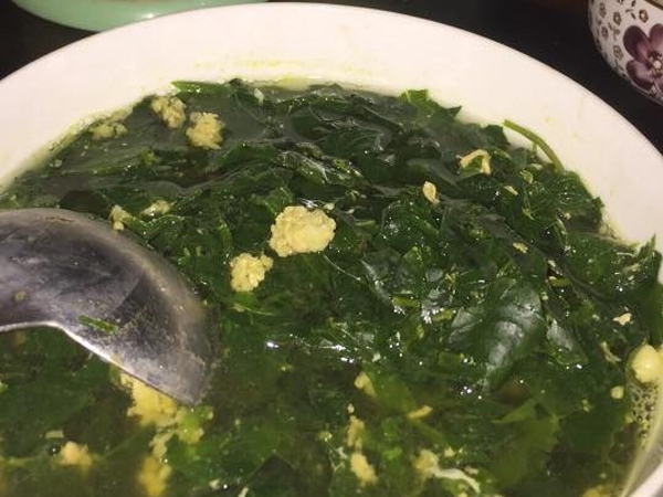 Nàng dâu nấu món canh rau ngót trứng gà bị cả nhà chồng chê bai, ai ngờ dân mạng tấm tắc khen ngon
