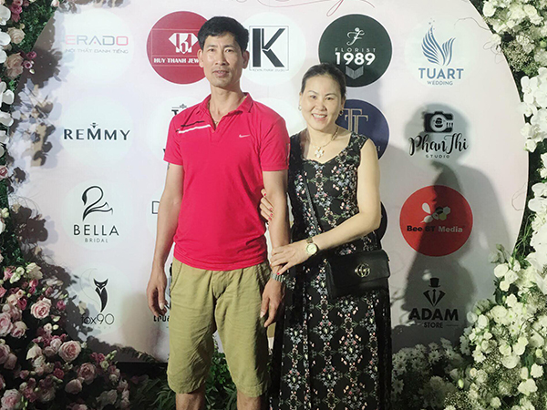 Ông chồng 'hài' nhất vịnh Bắc Bộ, cãi vợ chem chẻm nhưng thấy vợ say là rủ 3 con đến tận bàn nhậu 'vác' vợ về