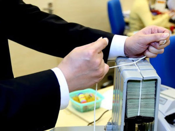 Tiền lớn chảy ra, tỷ giá và lãi suất liên ngân hàng biến động mạnh
