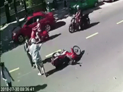 Tranh cãi clip nam thanh niên ngoại quốc lao vào xô đẩy em học sinh sau va chạm trên đường phố