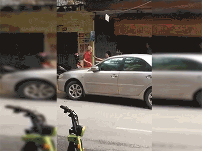 Video: Cụ ông cầm gậy đập ôtô đỗ trước cửa nhà ở Hà Nội