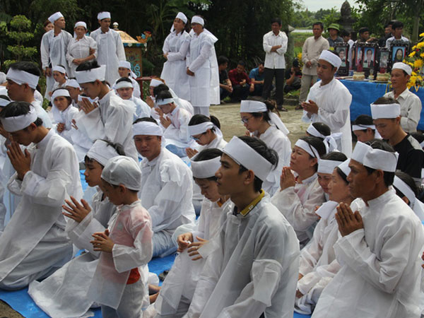 Vụ tai nạn thảm khốc 13 người chết: Áo tang trắng vùng quê nghèo miền Trung