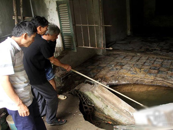 Lụt lịch sử ở Chương Mỹ: Hố sụt làm nghiêng nhà, ngàn hộ bị cắt điện
