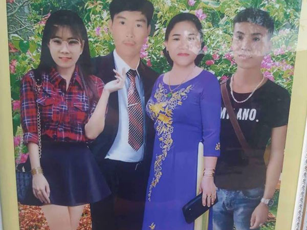 Mất 300k thuê chụp ảnh, gia đình nhận về thành quả như tranh biếm họa, dân mạng cười rũ: Khi nào buồn đem ra ngắm