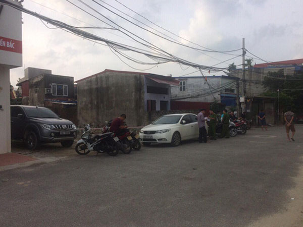 Nghi phạm cứa cổ vợ và cháu tử vong trong tư thế treo cổ
