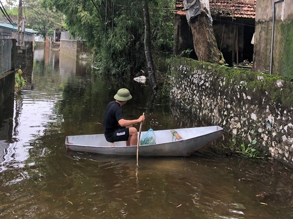 Vỡ đê bối ở Hà Nam, cả trăm hộ dân sống khổ trong biển nước