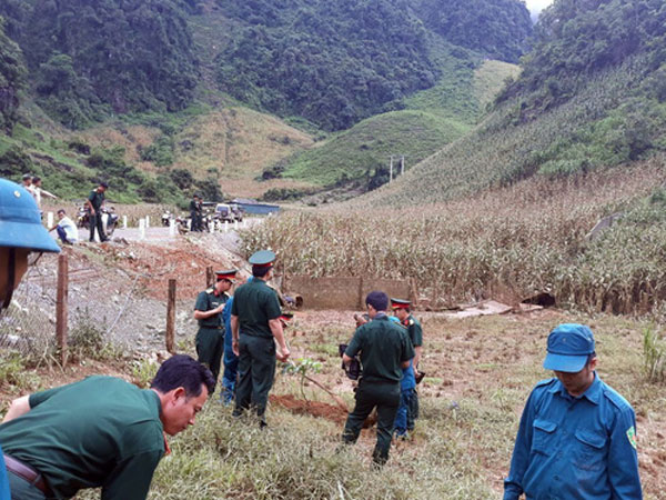 Bộ đội giúp dân trồng cây bơ giữa sào huyệt ma túy ở Lóng Luông