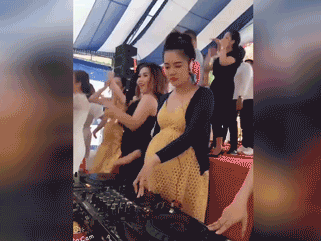 Clip bà bầu bụng to vượt mặt làm DJ quẩy tưng bừng trong đám cưới, người thích thú người lại lo cho em bé