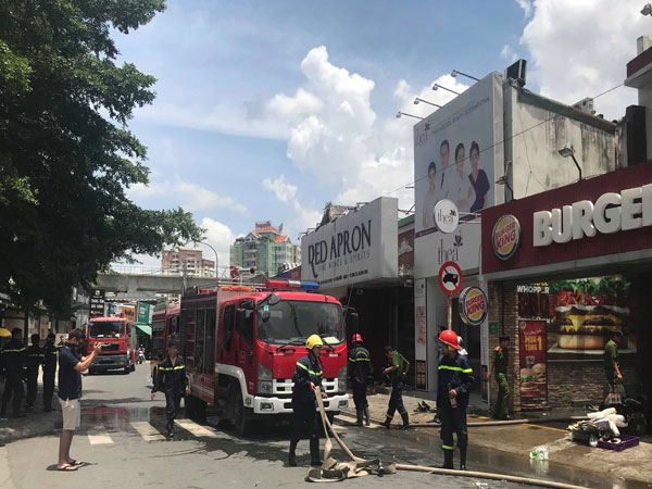 Cửa hàng thức ăn nhanh ở khu cao cấp Thảo Điền bốc cháy ngùn ngụt, hàng chục người tháo chạy ra ngoài