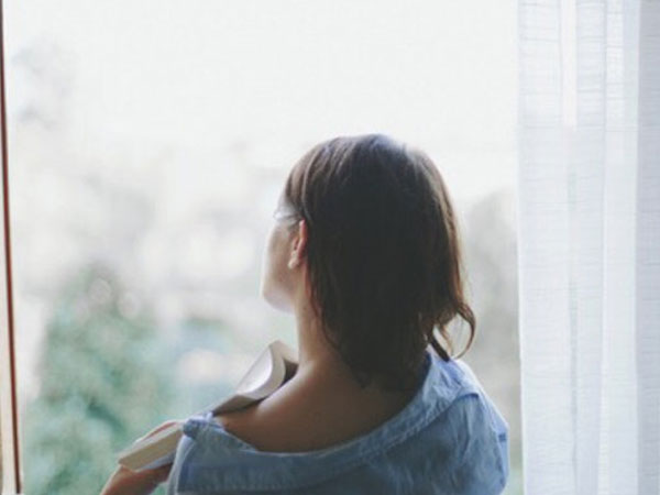 Đừng để mình thành cô gái trong rạp chiếu phim: Trước khi làm tình, hãy dành 1 giây nhìn xuống nơi mình sắp ngả lưng