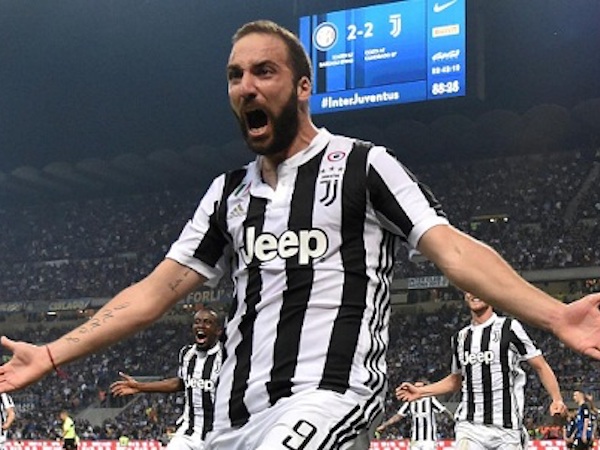 Higuain tới Milan để kiểm tra y tế
