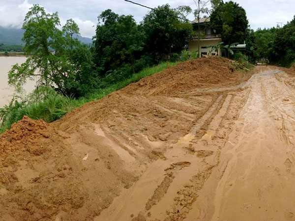 Hòa Bình: Thêm nhiều nhà nứt toác, chực sập xuống sông Đà
