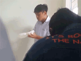 Nam sinh ăn vụng xôi trong lớp bị thầy bắt quả tang và đây là cách 'trừng trị' siêu dễ thương