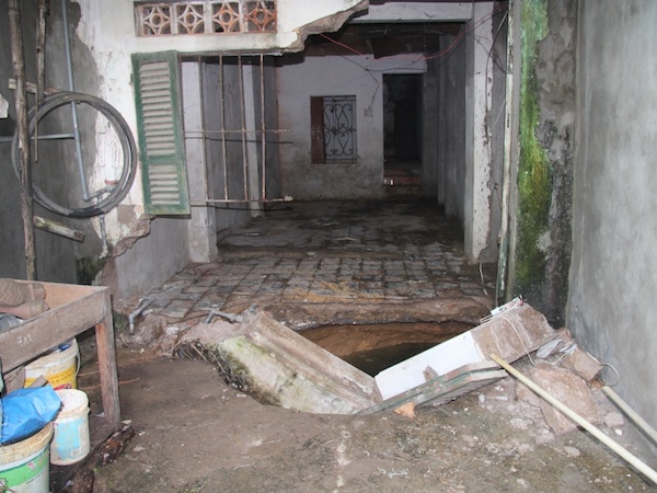 Ngập lâu ngày, 'rốn lũ' Chương Mỹ phát sinh những sự cố khó lường