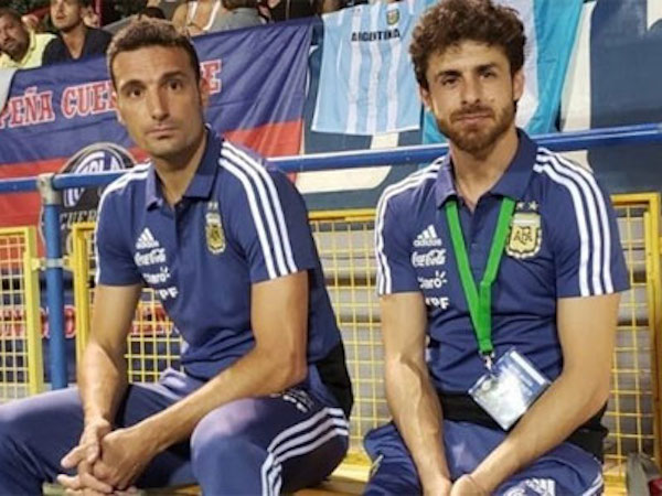 Thần tượng của Messi dẫn dắt tuyển Argentina