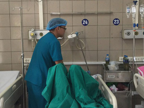 To tiếng với bố, con gái uống thuốc diệt cỏ quyên sinh