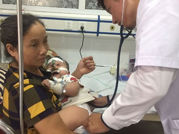 Trẻ mắc sởi bị biến chứng nguy kịch do chưa tiêm phòng