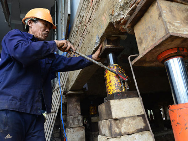 Video: Cận cảnh công trình 5.500 tấn được 'thần đèn' nâng cao 2 m