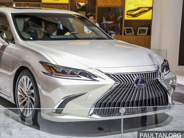 Cận cảnh Lexus ES 2019 đầu tiên cập bến Đông Nam Á