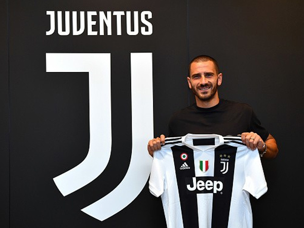 Chính thức: Juventus và AC Milan hoàn thành vụ trao đổi ấn tượng nhất hè 2018