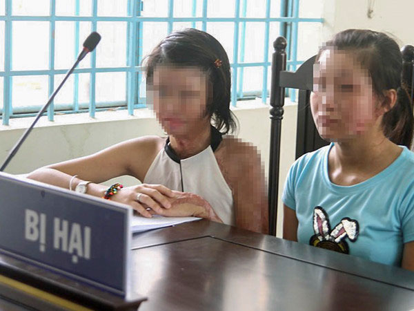 Đánh nhau náo loạn tại phiên tòa xử kẻ tạt axit 2 cô gái