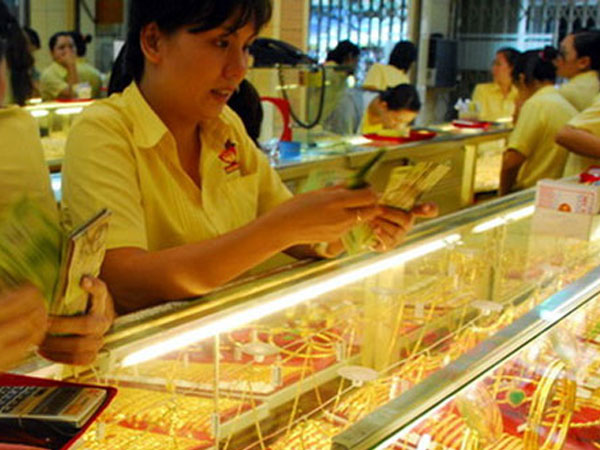 Giá vàng hôm nay 3/8: USD tăng vọt, vàng tụt xuống đáy mới