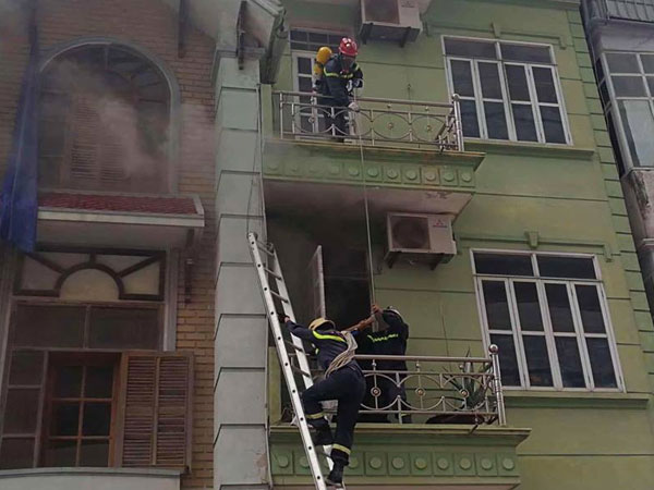 Hà Nội: Cháy nhà 5 tầng, nhiều người dân hoảng loạn