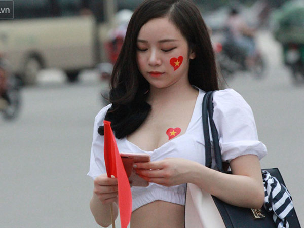 'Hot girl ngủ gật' và dàn fan nữ thắp lửa cho U23 Việt Nam