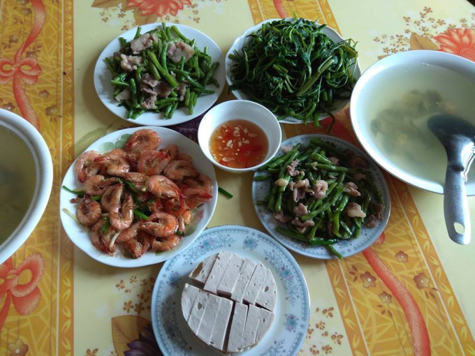 Mâm cơm gia đình tưởng bình thường ở Hà Nội bỗng gây sốt MXH vì 100 nghìn mà đầy ắp thịt, tôm