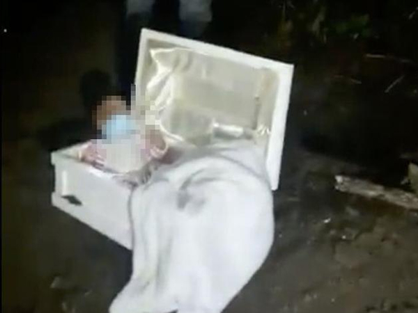 Mở quan tài của đứa con chết yểu sau đám tang, chàng trai phát hiện sự thật ngỡ ngàng