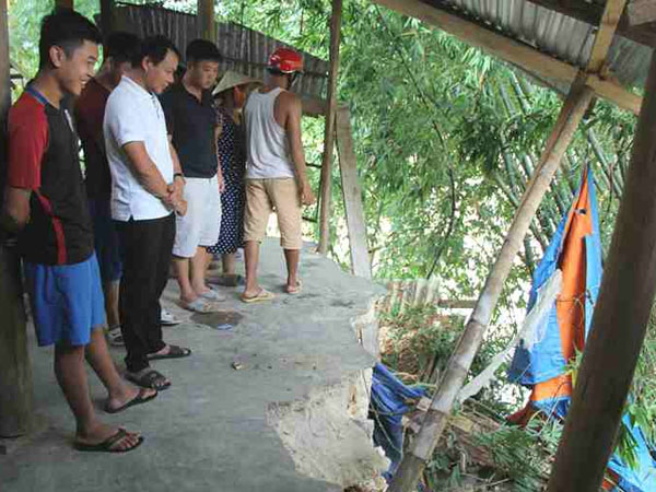 Nhà ven sông có nguy cơ bị cuốn: Do thủy điện xả lũ?