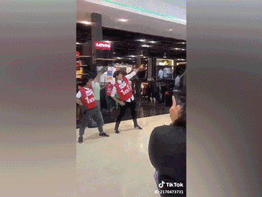 Nhảy hit mới của BlackPink giữa trung tâm mua sắm, chàng nhân viên bỗng được săn lùng kịch liệt vì quá đẹp trai