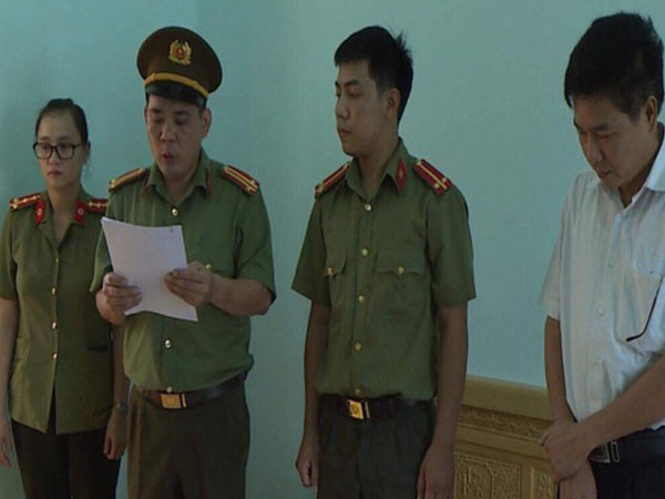 Ông Trần Xuân Yến cho copy dữ liệu gốc bài thi mang về nhà, chấm thử trước khi sửa bài gốc